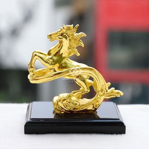 Tượng Ngựa vàng vờn mây