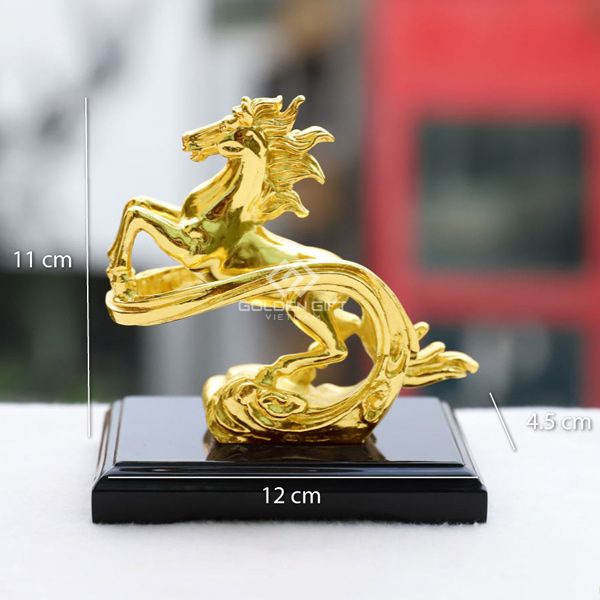 Tượng Ngựa vàng vờn mây