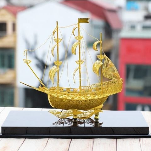 Quà tặng thuyền buồm phong thuỷ mạ vàng