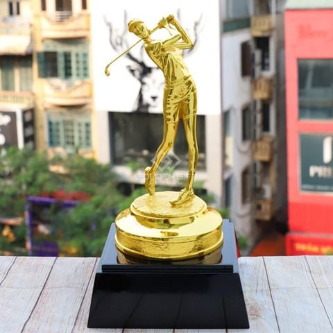Tượng nữ chơi Golf mạ vàng