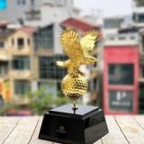 Tượng đại bàng tung cánh mạ vàng