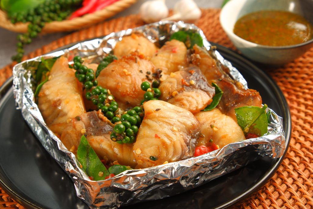  Cá Giòn Nướng - Grilled Cripy Carpwrapped 