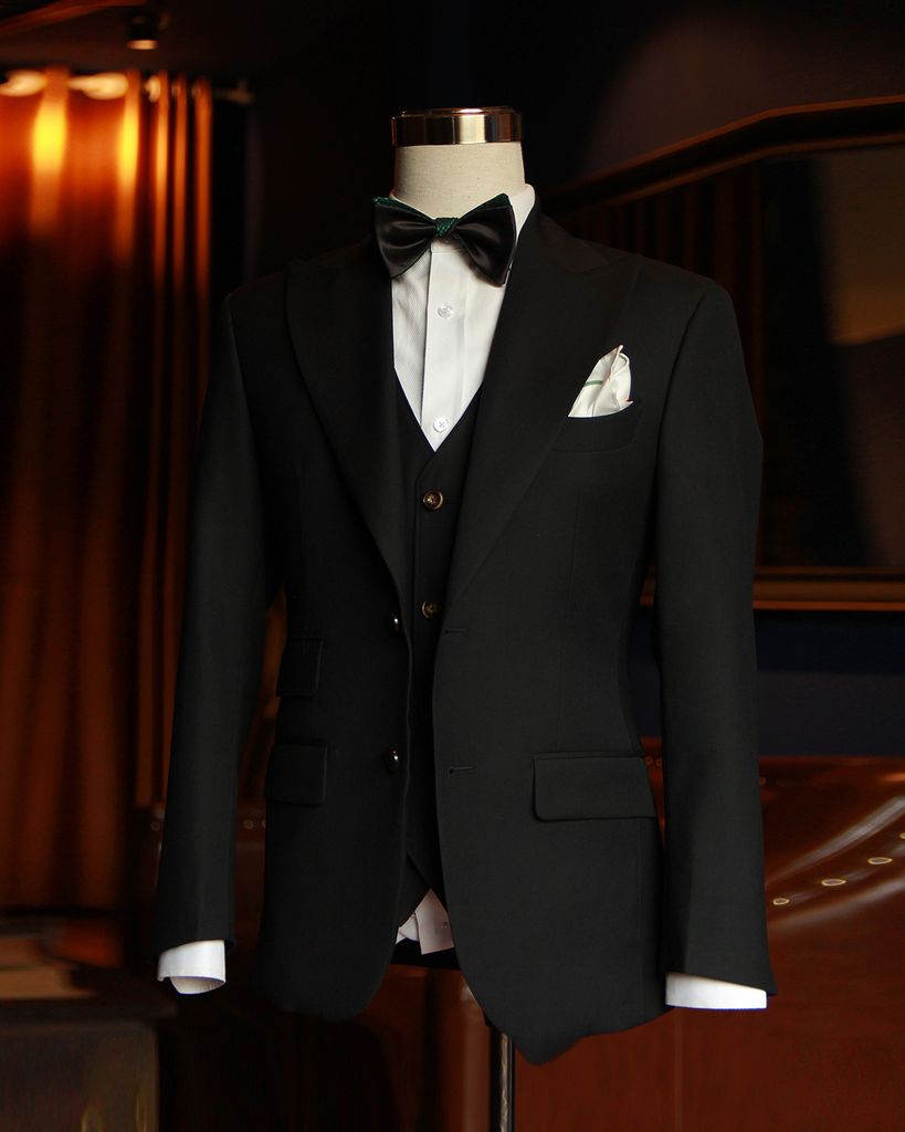  BLACK THREE-PIECE SUIT 