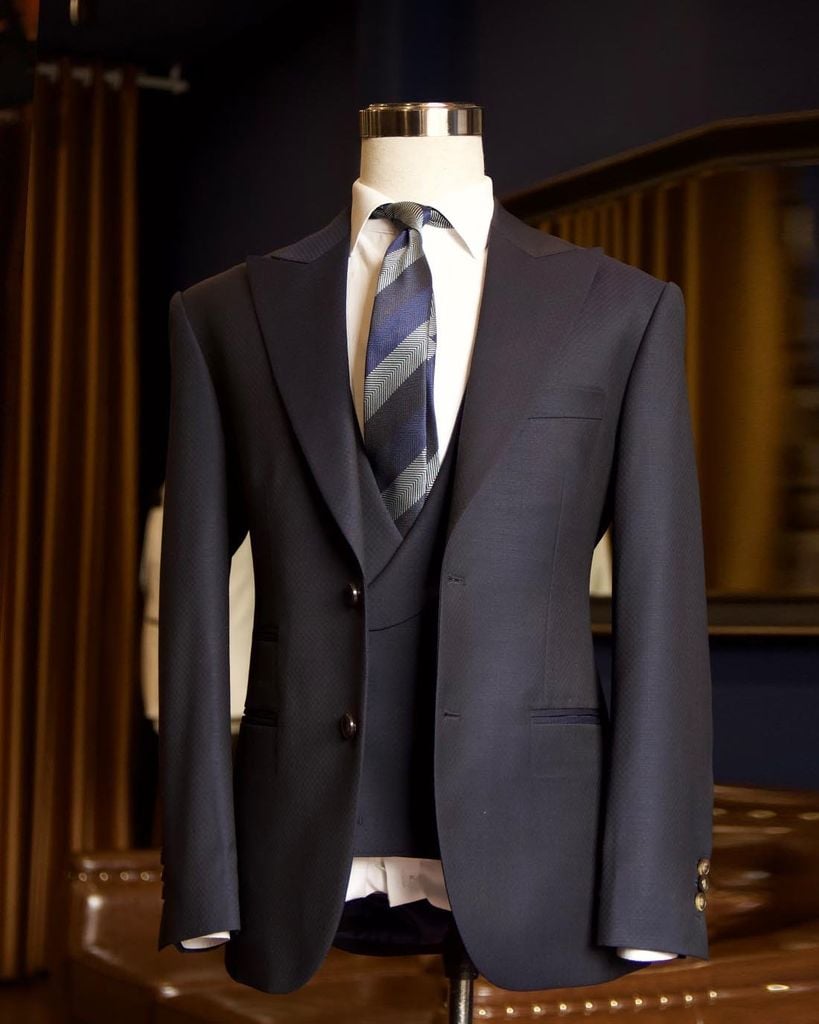  THREE-PIECE NAVY SUIT 