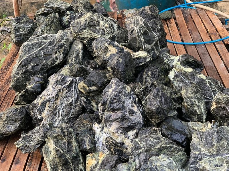 Đá nham đen