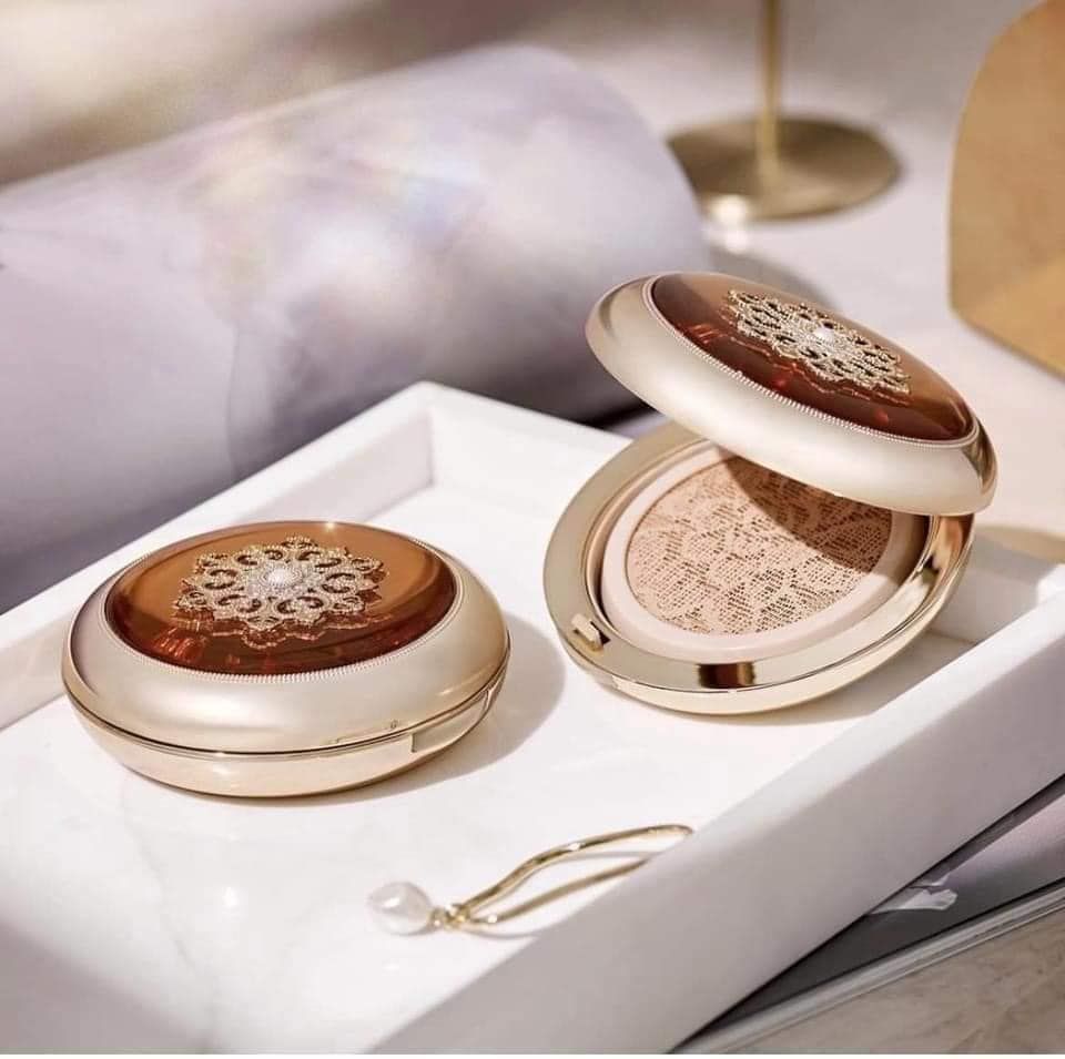 Phấn Nước Tái Sinh Whoo Cheongidan Radiant Essence Cushion SPF50+/PA+++ HOA HIÊN TÁI SINH