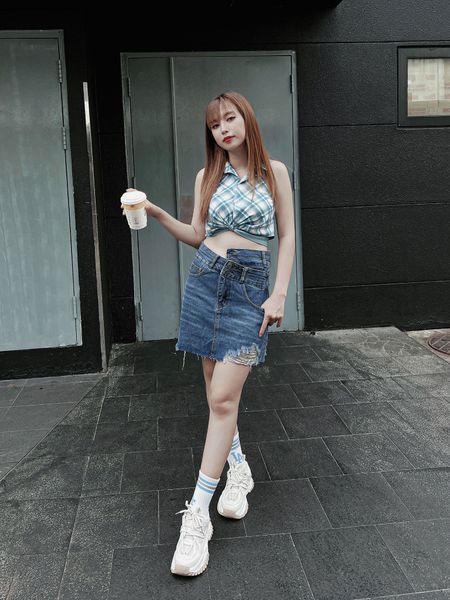  Chân váy Jeans nữ HQJeans lưng đắp chéo cá tinh lai tua rách trên gối 