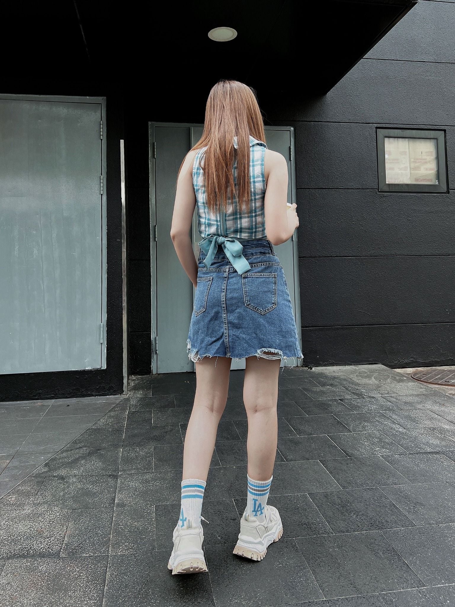  Chân váy Jeans nữ HQJeans lưng đắp chéo cá tinh lai tua rách trên gối 