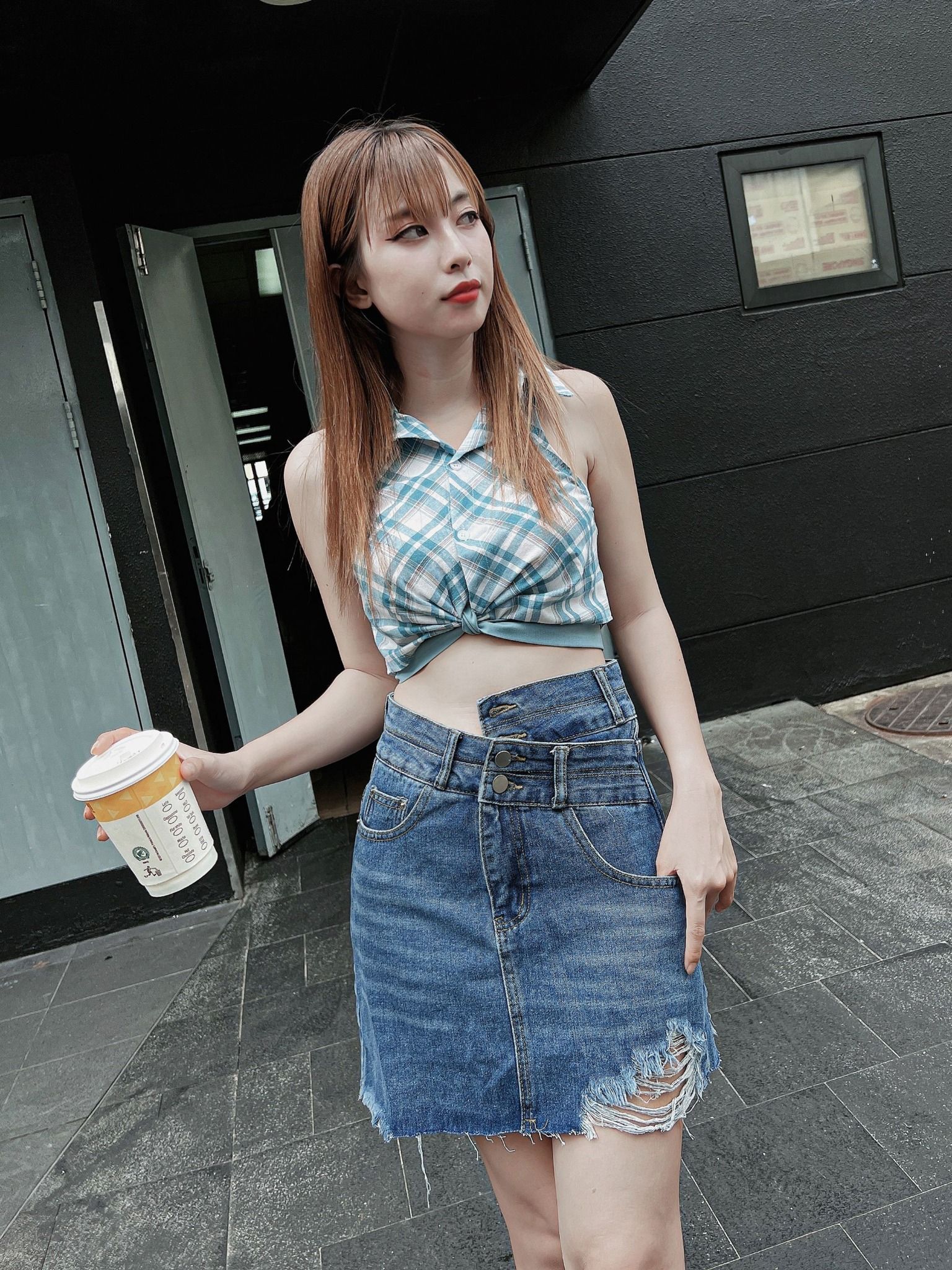  Chân váy Jeans nữ HQJeans lưng đắp chéo cá tinh lai tua rách trên gối 