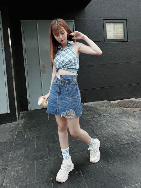  Chân váy Jeans nữ HQJeans lưng đắp chéo cá tinh lai tua rách trên gối 
