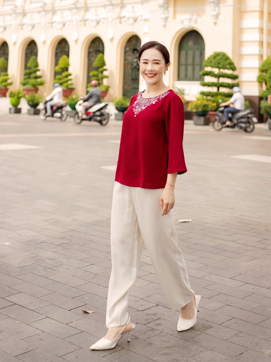  Áo cổ tròn thêu họa tiết, tay lửng 