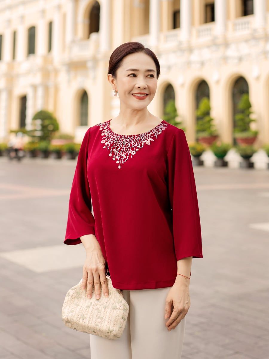  Áo cổ tròn thêu họa tiết, tay lửng 
