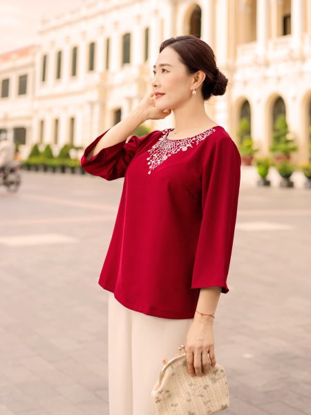  Áo cổ tròn thêu họa tiết, tay lửng 