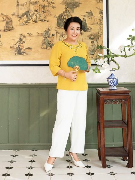  Hạnh - Áo cổ tròn thêu hoa 3D tinh tế , tay lửng 2491/4.476 