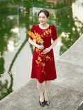  Đầm suông thêu hoa mai, cổ tròn, tay phồng 