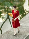  Đầm suông thêu hoa mai, cổ tròn, tay phồng 
