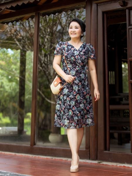  Hạnh Đầm ren thêu hoa, cổ tim đắp, eo đính nơ, tay ngắn 3636/3.551 