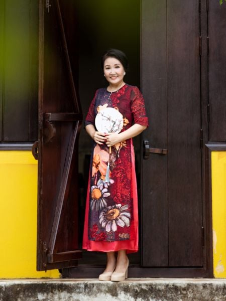  Đầm dài voan cổ tròn hai tà họa tiết, tay loe 