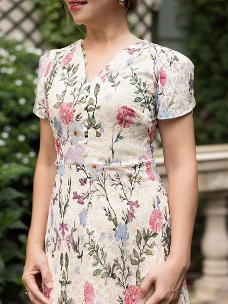  Đầm ren 3D Hạnh cổ tim gợn sóng , tay phồng 