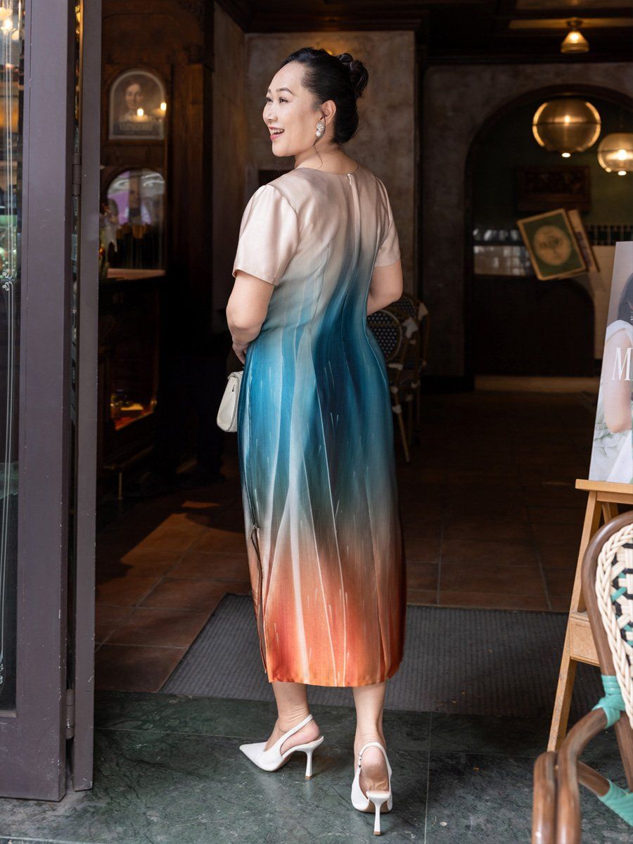  Hạnh Đầm suông cổ tròn họa tiết tinh tú trên bầu trời, phối màu nghệ thuật, tay ngắn, xẻ tà 2 bên 5602/5.183 