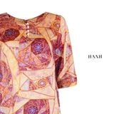  Hạnh Đầm suông cổ xẻ kết nút trắng thủy tinh họa tiết sắc vũ trụ, tay ngắn cách điệu 