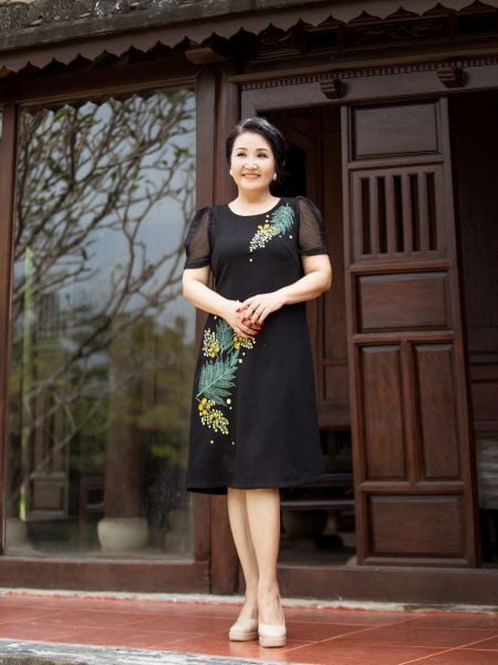  Đầm suông thêu hoa, cổ tròn, tay lưới phồng 