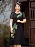  Đầm suông thêu hoa, cổ tròn, tay lưới phồng 