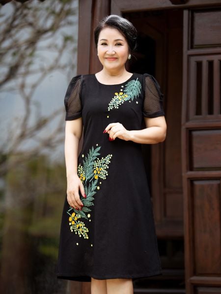  Đầm suông thêu hoa, cổ tròn, tay lưới phồng 