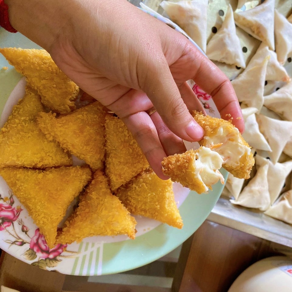 Hướng dẫn làm Chả Giò Hải Sản Tam Giác Vàng bằng nồi chiên không dầu tiện lợi