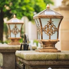 Đèn Trụ Cổng Năng Lượng Mặt Trời Mái Chóp Hoa Văn Màu Vàng Đồng