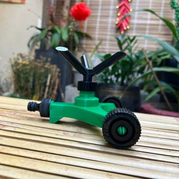 Vòi Phun Nước Xoay 360 Độ Tự Động Có Bánh Xe