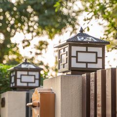 Đèn Trụ Cổng Năng Lượng Mặt Trời Giá Rẻ Hình Ngôi Nhà Mái Chóp Màu Đen Cho Biệt Thự, Villa