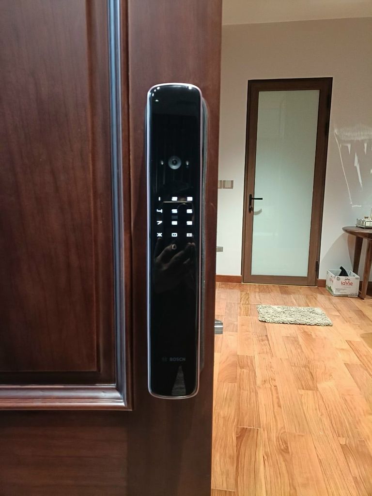 Khóa Cửa Nhận Diện Khuôn Mặt Bosch EL800VF