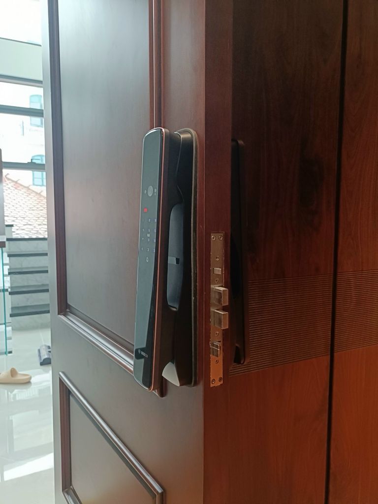 Khóa Cửa Nhận Diện Khuôn Mặt Bosch EL800VF