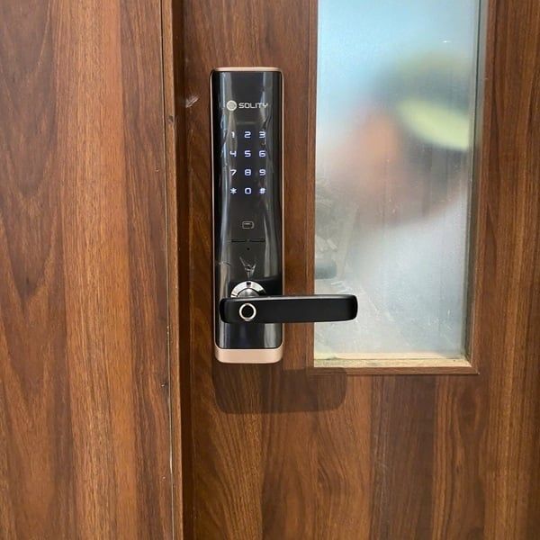  Khoá Cửa Vân Tay Solity GM-7000BK 