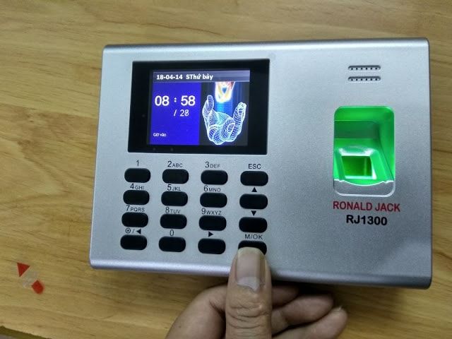Máy chấm công vân tay RONALD JACK RJ1300