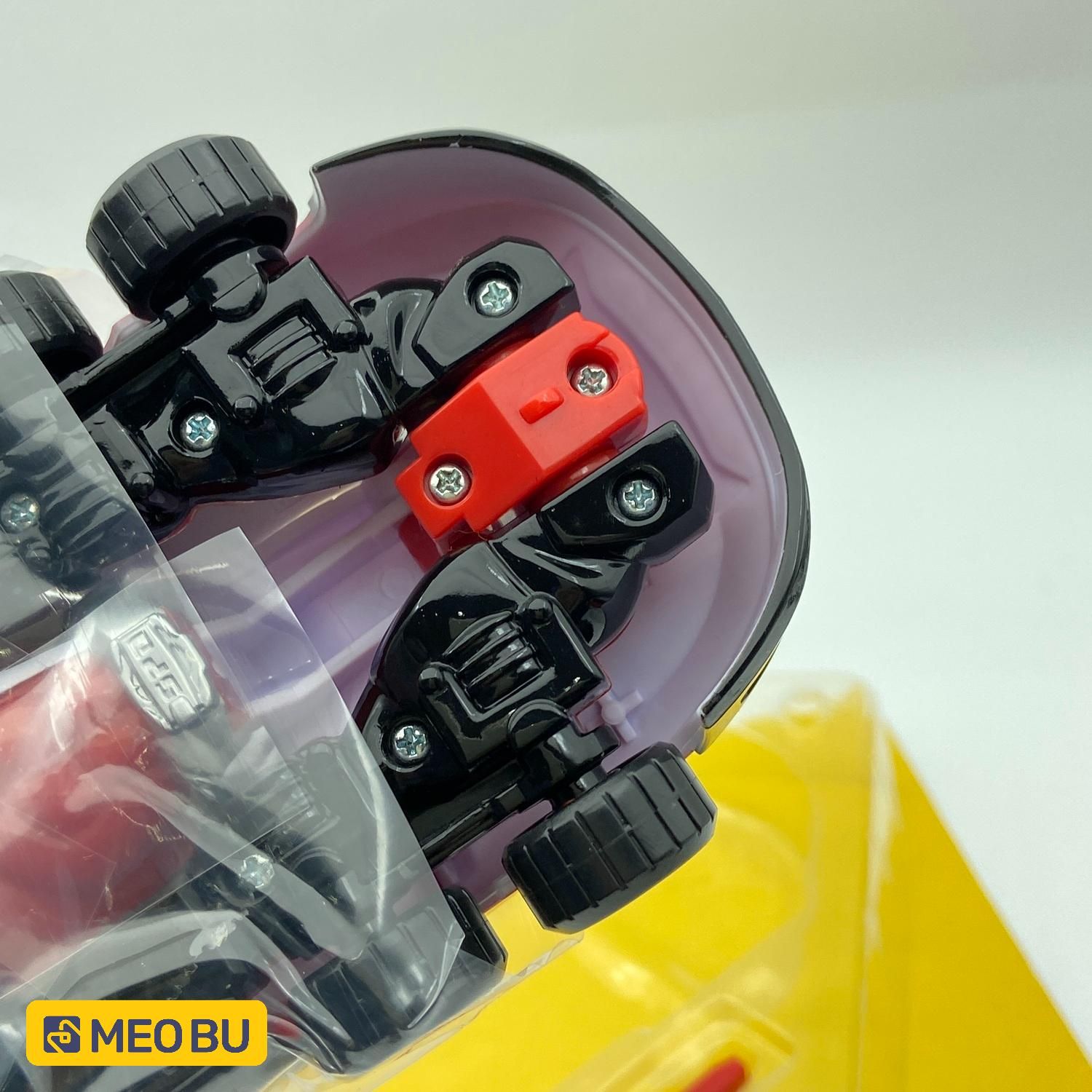 Rô bốt Deka Đỏ - Biến hình từ xe đua