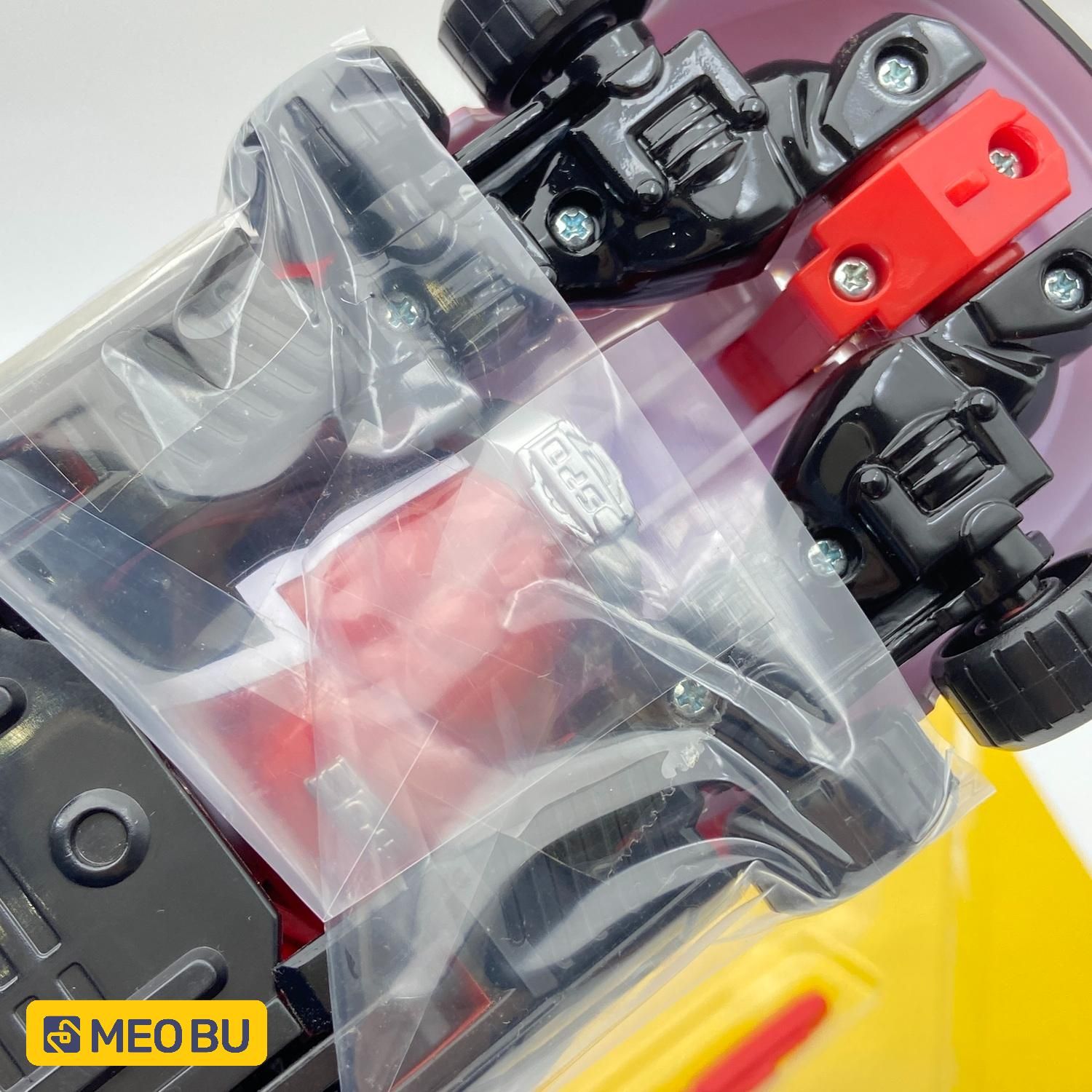 Rô bốt Deka Đỏ - Biến hình từ xe đua