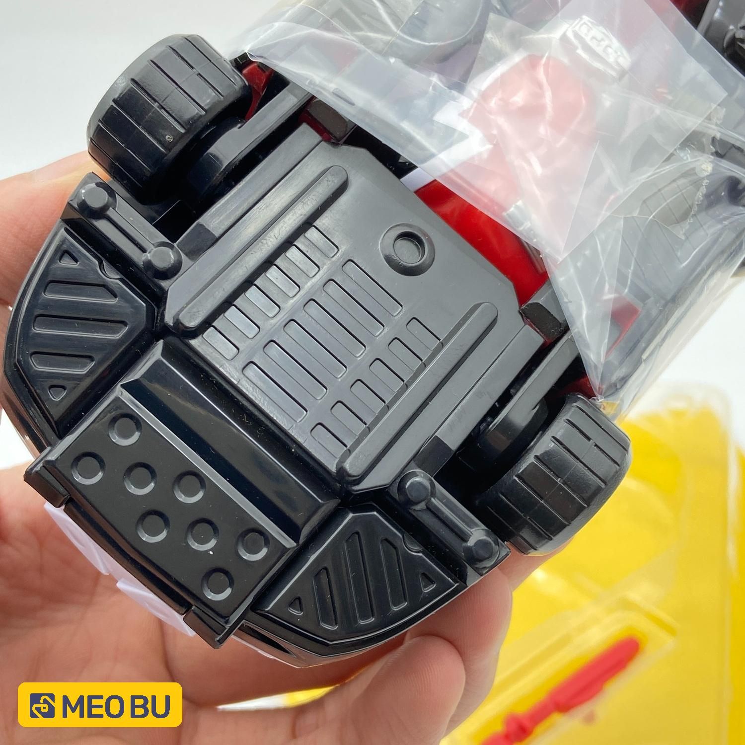 Rô bốt Deka Đỏ - Biến hình từ xe đua