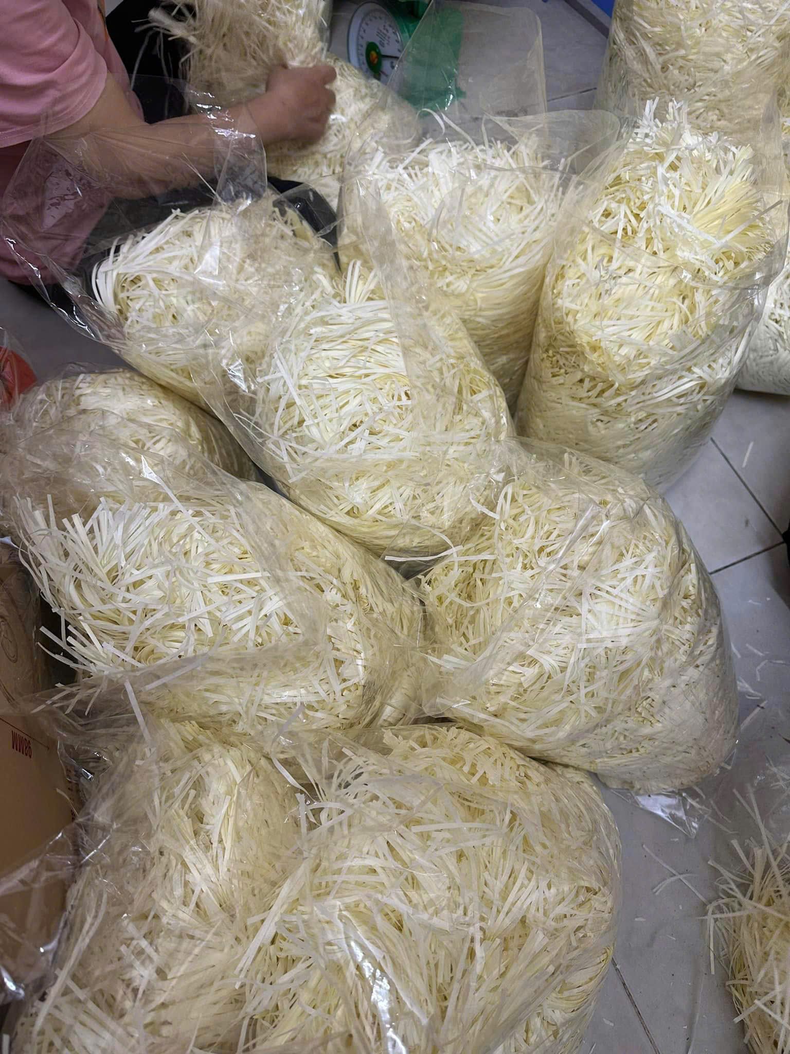 1Kg GIẤY RƠM, GIẤY RỐI TRANG TRÍ GIỎ QUÀ, HỘP QUÀ (Hàng đẹp nhập ko ph ...