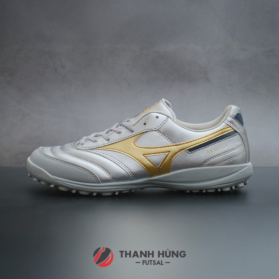 MIZUNO MORELIA SALA PRO TF – Q1GB251304 – BẠC/VÀNG