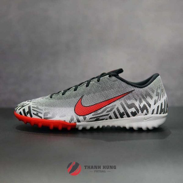 NIKE MERCURIAL VAPOR 12 ACADEMY NJR TF – AO3121-170 – TRẮNG/ ĐỎ/ ĐEN