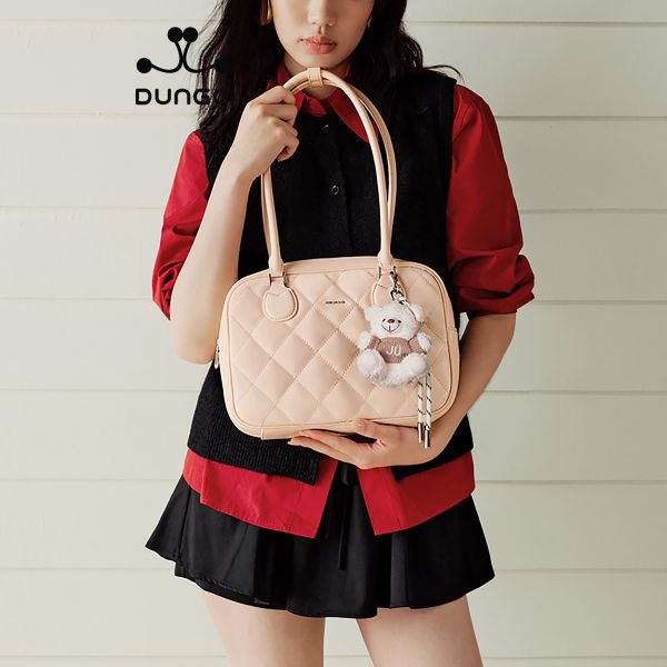  Túi Tote 13inch Da Chần Mềm Charm Gấu JU173100-04 Hồng 