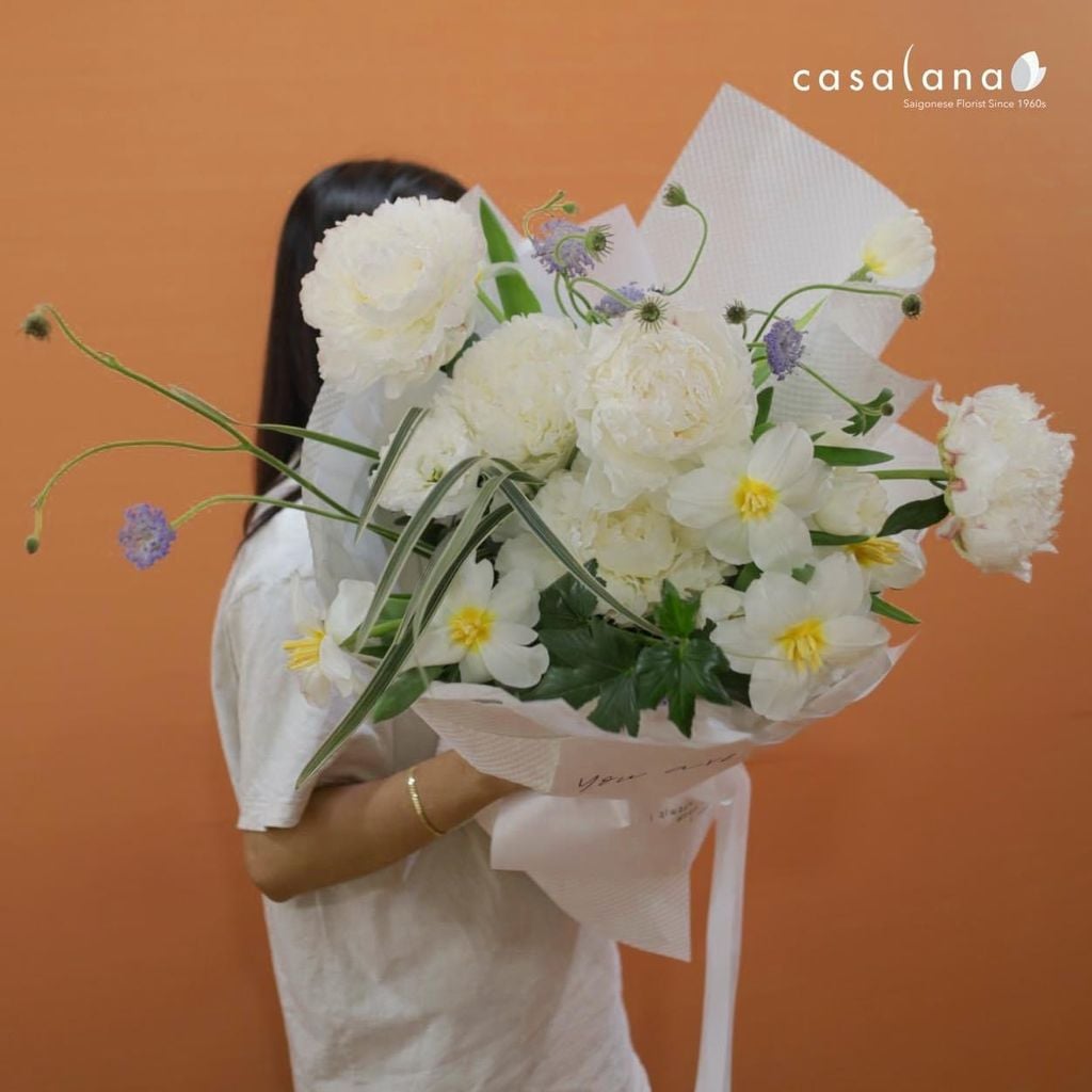  Bó Mẫu Đơn Trắng mix Tulip 