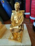 Tượng Bác Hồ ngồi ghế mây đồng đỏ dát vàng 24k cao 42cm mẫu 2 - Đồng Đông Sơn