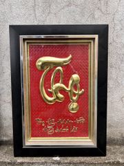 Tranh chữ Thọ bằng đồng vàng nền đỏ khung gỗ KT28x38cm - tranh quà tặng Đồng Đông Sơn