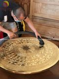 Tranh trống đồng lục bình hoa sen đồng vàng dát vàng vẽ màu KT 1m97x1m07