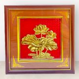 Tranh hoa sen để bàn bằng đồng vàng nền đỏ KT 26x26cm - Quà tặng hoa sen