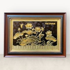 Tranh hoa sen đồng nền nền đen khắc chữ Việt Nam KT 54x38cm - Quà tặng hoa sen