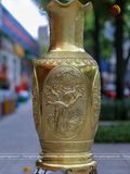 Đôi lọ hoa bằng đồng cát tút đúc nổi họa tiết tứ quý cao 81cm